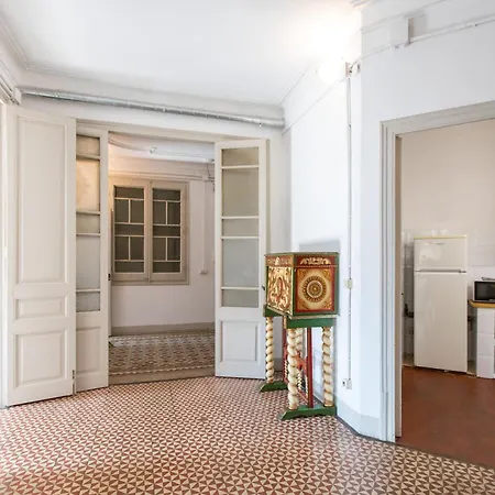 B21-apartamento Modernista Grupos * برشلونة