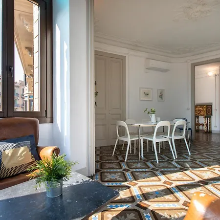 B21-apartamento Modernista Grupos شقة