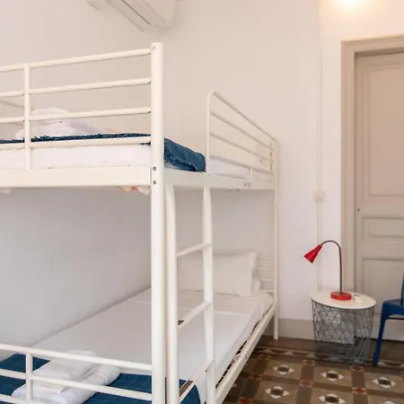 B21-apartamento Modernista Grupos Apartment *